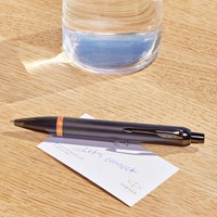 Balpen Parker IM black orange vibrant ring medium blister à 1 stuk-3