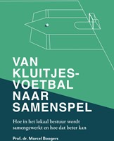Van kluitjesvoetbal naar samenspel Van kluitjesvoetbal naar samenspel